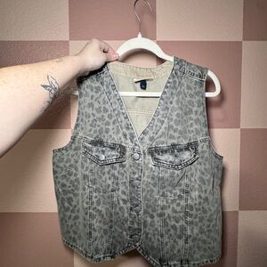 Universal Thread Gray Leopard Print Vest